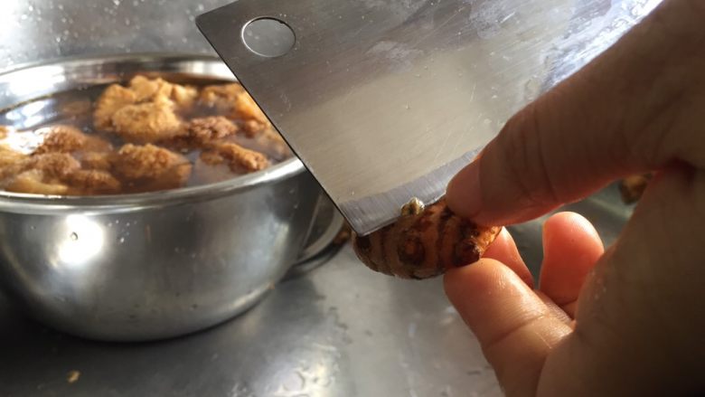 猴头菇黄姜土鸡汤,小黄姜去皮，拍扁，待用；
