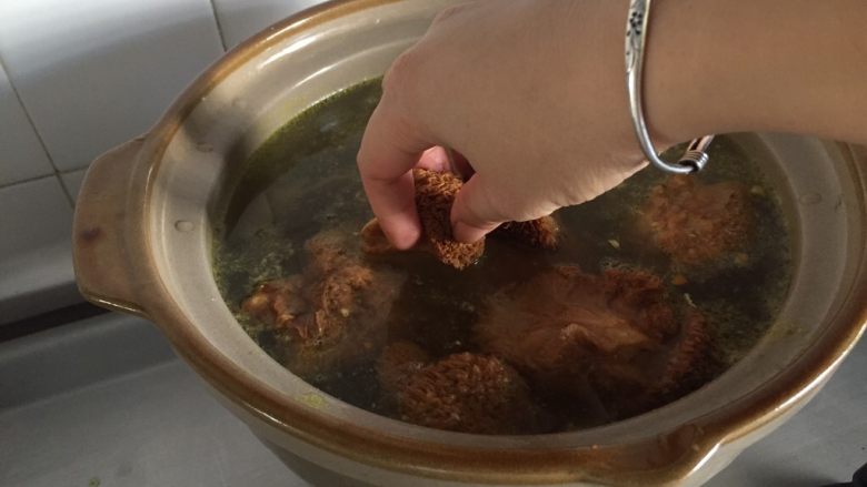 猴头菇黄姜土鸡汤,砂锅中，加入提前处理好并控干水分的猴头菇；