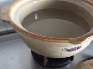 猴头菇黄姜土鸡汤,准备煲汤，砂锅先煮一锅热水；