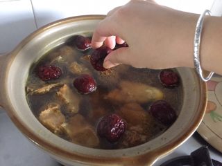 猴头菇黄姜土鸡汤,在出锅前十分钟，加红枣和盐调味，还有少许冰糖（为了提鲜，也可以省咧）