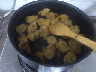 猴头菇黄姜土鸡汤,煲汤前，把猴头菇入锅中，加料酒煮30-40分钟（目的是要减少猴头菇带有的苦味），煮好后，把菇中的水控干，待用；
