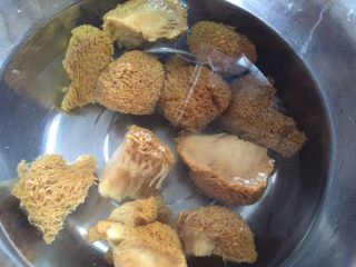 猴头菇黄姜土鸡汤,冲洗至水变清澈后，浸泡过夜。