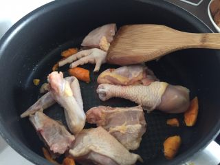 猴头菇黄姜土鸡汤,先在煸炒黄姜后倒入土鸡块翻炒；