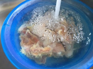 猴头菇黄姜土鸡汤,土鸡切块，用水冲洗后浸泡30分钟目的是让鸡肉出血水；