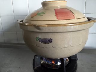 猴头菇黄姜土鸡汤,沸腾后转小火，煲一个半小时（砂锅煲汤，忌讳的是一直大火状态）