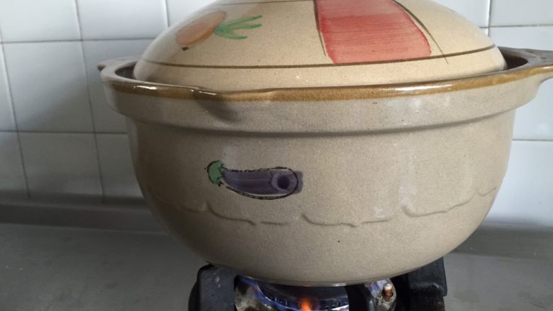 猴头菇黄姜土鸡汤,沸腾后转小火，煲一个半小时（砂锅煲汤，忌讳的是一直大火状态）
