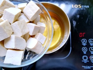 茄汁豆腐,起锅热油，油8分热豆腐下锅
