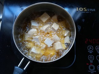 茄汁豆腐,炸至两面金黄色即可出锅