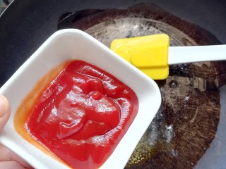 茄汁豆腐,细砂糖融化后再倒入番茄酱翻炒