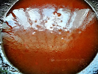 茄汁豆腐,加入一碗清水煮开