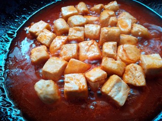 茄汁豆腐,煮开后倒入豆腐翻炒至收汁即可出锅