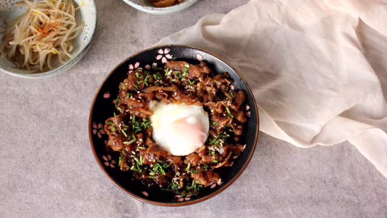 好吃易做无油减肥的仿食其家牛肉丼（含番茄牛肉丼的制作）,再撒上青葱。是不是更好看了呢！