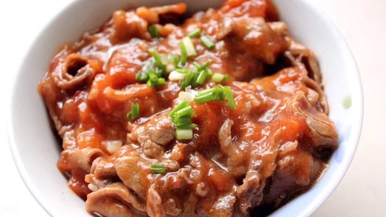 好吃易做无油减肥的仿食其家牛肉丼（含番茄牛肉丼的制作）,也可以试着在里面放番茄哦，当然这个番茄就要切成小丁，稍微炒一下，炒的出汁，再等牛肉快收汁完成的时候再倒入混合！酸酸甜甜就是我！！超好吃的！