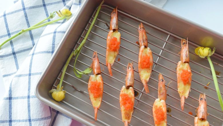 芝士焗虾,放一小勺蟹籽做装饰，装盘
