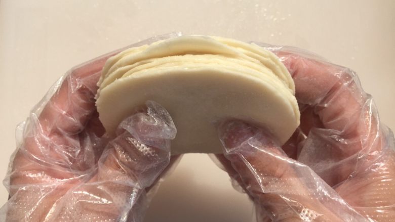 薄饼卷烤鸭（家常版北京烤鸭）,这是涂过油的十张饺子皮。