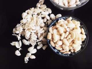 赖爸芸豆卷,泡涨的白芸豆用手去皮。