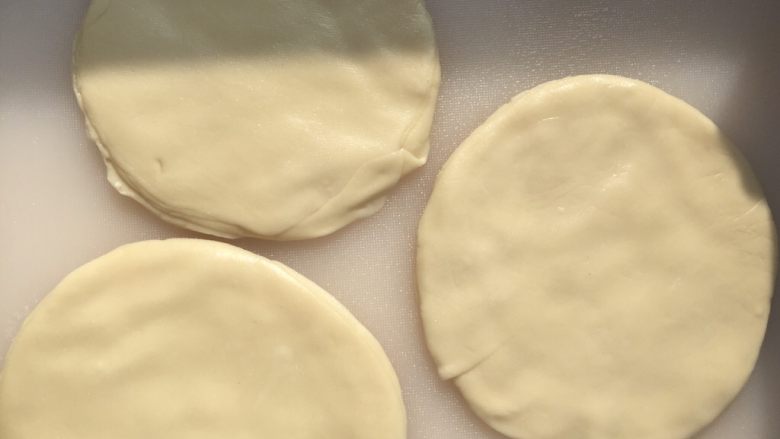 薄饼卷烤鸭（家常版北京烤鸭）,用手按压饼皮到2倍大（注意：按的过程中需要翻面查看，以免两面饼皮不一样大）。
