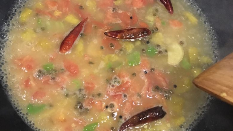 家常酸汤肥牛,待西红柿软稠后，加入高汤（水）。看水量多少，加一小勺盐和些许白胡椒粉。