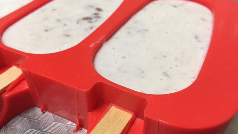 超简易红豆酸奶冰棒,气泡消除后倒入模具