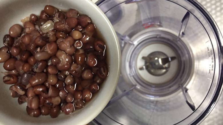 超简易红豆酸奶冰棒,倒入搅拌杯，只要红豆，不要汤