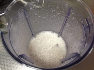 超简易红豆酸奶冰棒,启动搅拌杯，搅打1分钟，有没打碎的的红豆也没关系，轻摇搅拌杯使上面的气泡消除