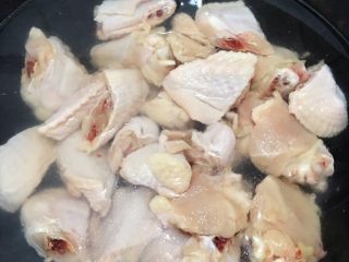 轻易拴住全家胃的三杯鸡,冷水把鸡翅煮开，去血水。捞出沥水备用