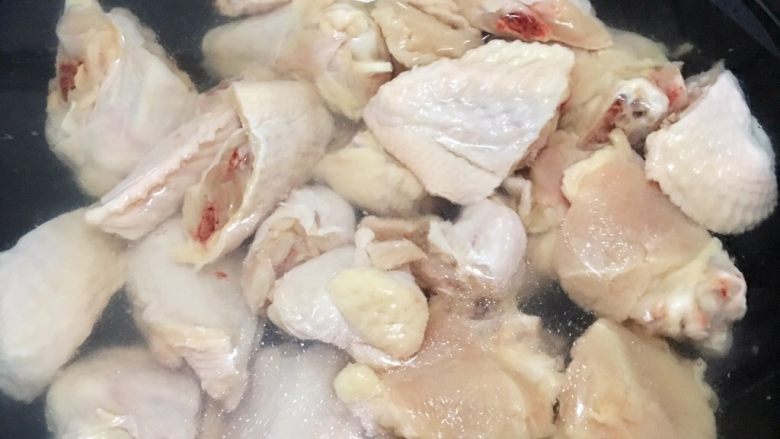 轻易拴住全家胃的三杯鸡,冷水把鸡翅煮开，去血水。捞出沥水备用