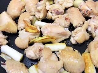 轻易拴住全家胃的三杯鸡,锅中放入鸡块，炒至微微金黄