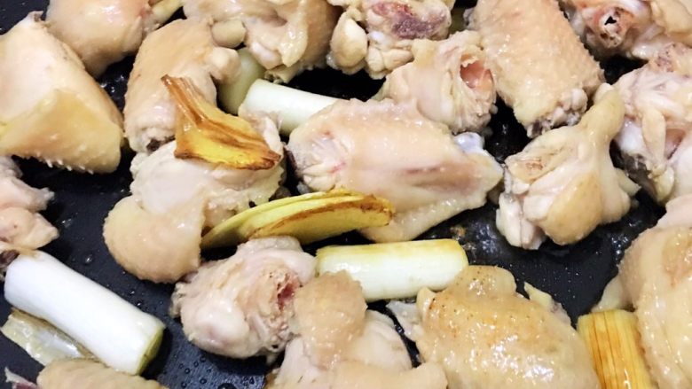 轻易拴住全家胃的三杯鸡,锅中放入鸡块，炒至微微金黄