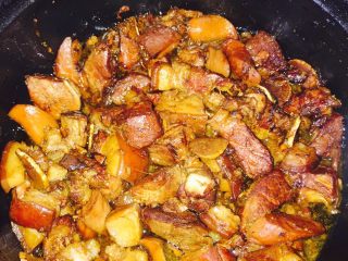 坛子肉,炖煮两个半小时 中间不断加入热水 并把油撇走 这样不会腻 一锅坛子肉出锅了