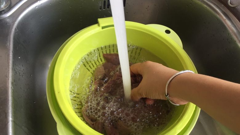 葱爆腰花·老爸的私房盐渍处理法,接着冲洗腰花，直到水变清澈。