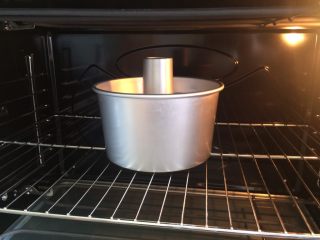 酸奶戚风蛋糕,烤箱提前预热10分钟，上火160度，下火140度，中层，烘烤时间38分钟。
