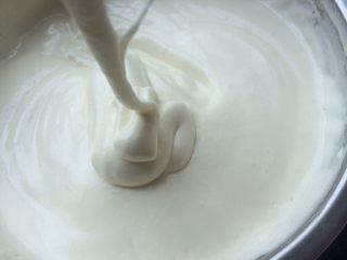 酸奶戚风蛋糕,最后总面糊的混合状态，非常细腻，同样手动打蛋器提起棉花滴落不断，纹路明显不会马上消失。
