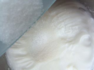 酸奶戚风蛋糕,蛋白细腻无任何鱼眼泡，但是还很软，大概5分左右，再加入第三次细砂糖打发至硬性发泡。