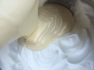 酸奶戚风蛋糕,再把面糊倒入剩余的蛋白霜中，用切拌的手法或上下搅拌的手法混合均匀。