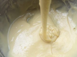 酸奶戚风蛋糕,最后蛋黄糊的最佳状态，手动打蛋器提起，面糊滴落不断纹路不会立刻消失。