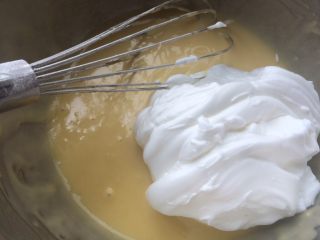 酸奶戚风蛋糕,再把打好的蛋白霜取三分之一先放入蛋黄面糊中用切拌手法混合均匀。