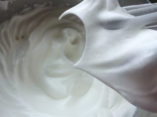 酸奶戚风蛋糕,蛋白硬性发泡的状态，打蛋器提起，蛋白霜形成小尖沟即可。