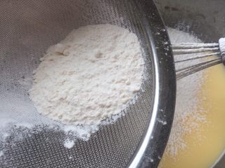 酸奶戚风蛋糕,面粉筛入蛋黄糊中，轻轻搅拌均匀。