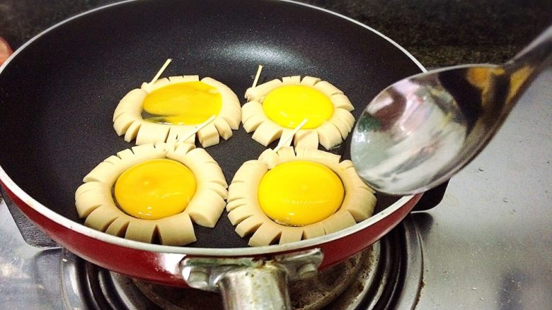 太阳花煎蛋,用勺子放蛋黄下去，没有放油哦！不放油煎其实更美！