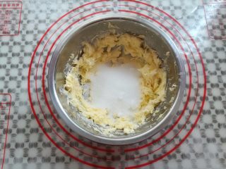 枣泥一口酥, 黄油中加入白砂糖，用刮刀拌一下再用打蛋器打发顺滑