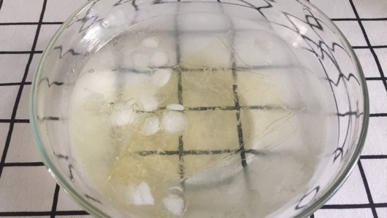 芒果慕斯,吉利丁片放入冰水中浸泡，等待泡软使用