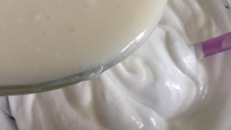 芒果慕斯,把酸奶糊分三次倒入淡奶油中搅拌均匀。这一步不用担心消泡，多搅拌一会没关系，只要拌匀就可以。