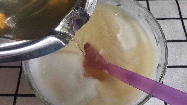 芒果慕斯,吉利丁片捞出，隔水融化成液体，倒入酸奶糊中。