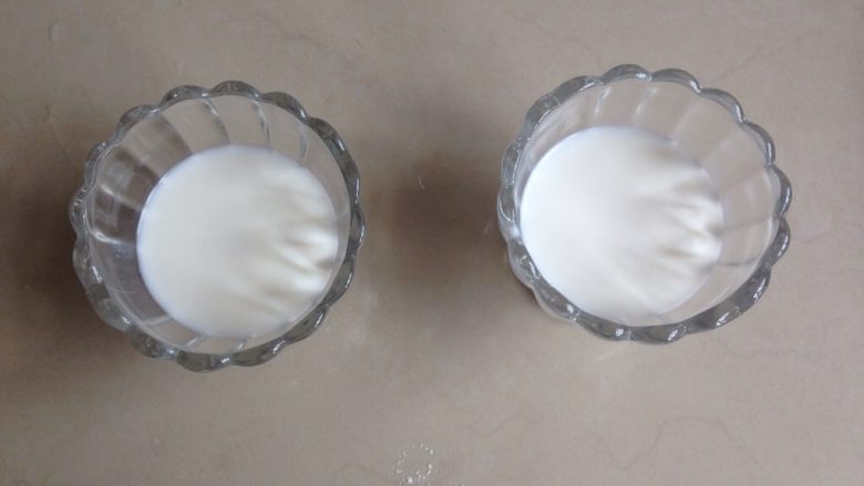 牛奶蜜豆芋圆,<a style='color:red;display:inline-block;' href='/shicai/ 219'>牛奶</a>煮开后加糖，搅拌糖溶化。（也可以不加糖，在最后一步加入炼奶）