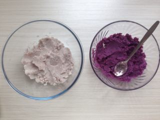 牛奶蜜豆芋圆,芋头和紫薯隔水蒸熟后，用汤匙压成泥