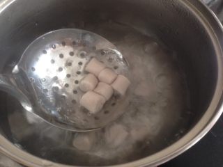 牛奶蜜豆芋圆,为了防止串色，将这两种颜色的芋圆分开煮。水沸后先加入芋圆，再次烧开后加入少量的凉水，反复三次，待芋圆飘在水后即可