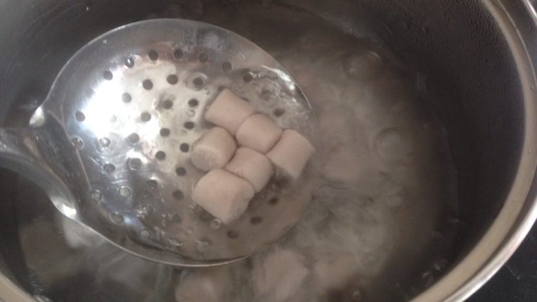 牛奶蜜豆芋圆,为了防止串色，将这两种颜色的芋圆分开煮。水沸后先加入芋圆，再次烧开后加入少量的凉水，反复三次，待芋圆飘在水后即可