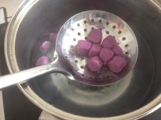 牛奶蜜豆芋圆,用同样的方法煮紫色芋圆