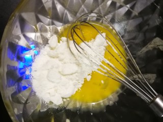 清爽豆乳盒子蛋糕,接下来我们开始制作豆乳啦～
蛋黄打散后加入糖粉，搅打至颜色发白